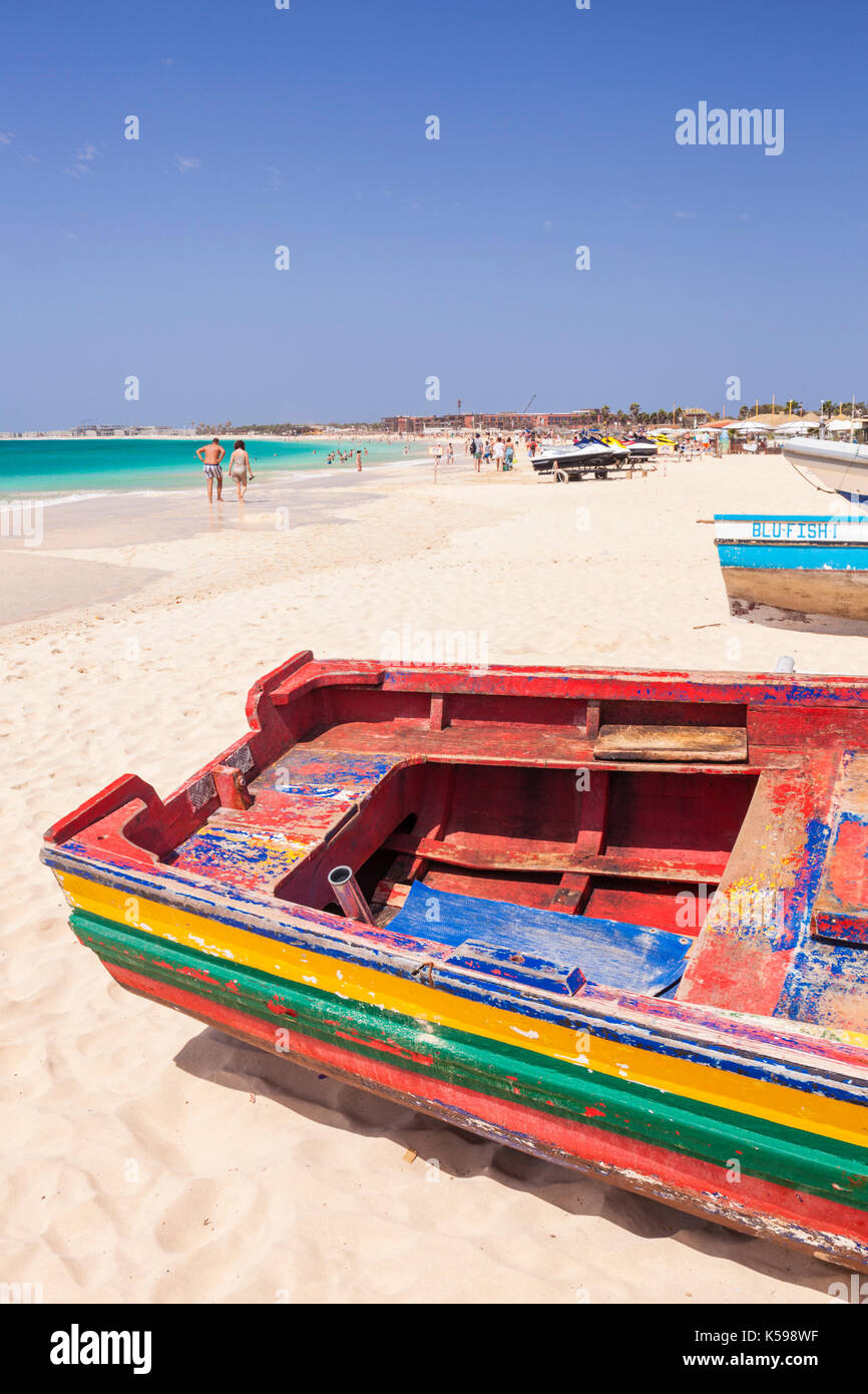 Capo Verde SAL tradizionali colorate barche di pescatori locali sulla spiaggia di Santa Maria, Praia da Santa Maria, Isola di Sal, Capo Verde, Oceano Atlantico, Africa Foto Stock