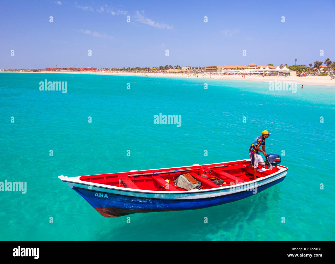 Capo Verde SAL Fisherman portando la sua cattura di pesce in una luminosa barca da pesca per il molo di Santa Maria, Isola di Sal , Isole di Capo Verde, Africa Foto Stock