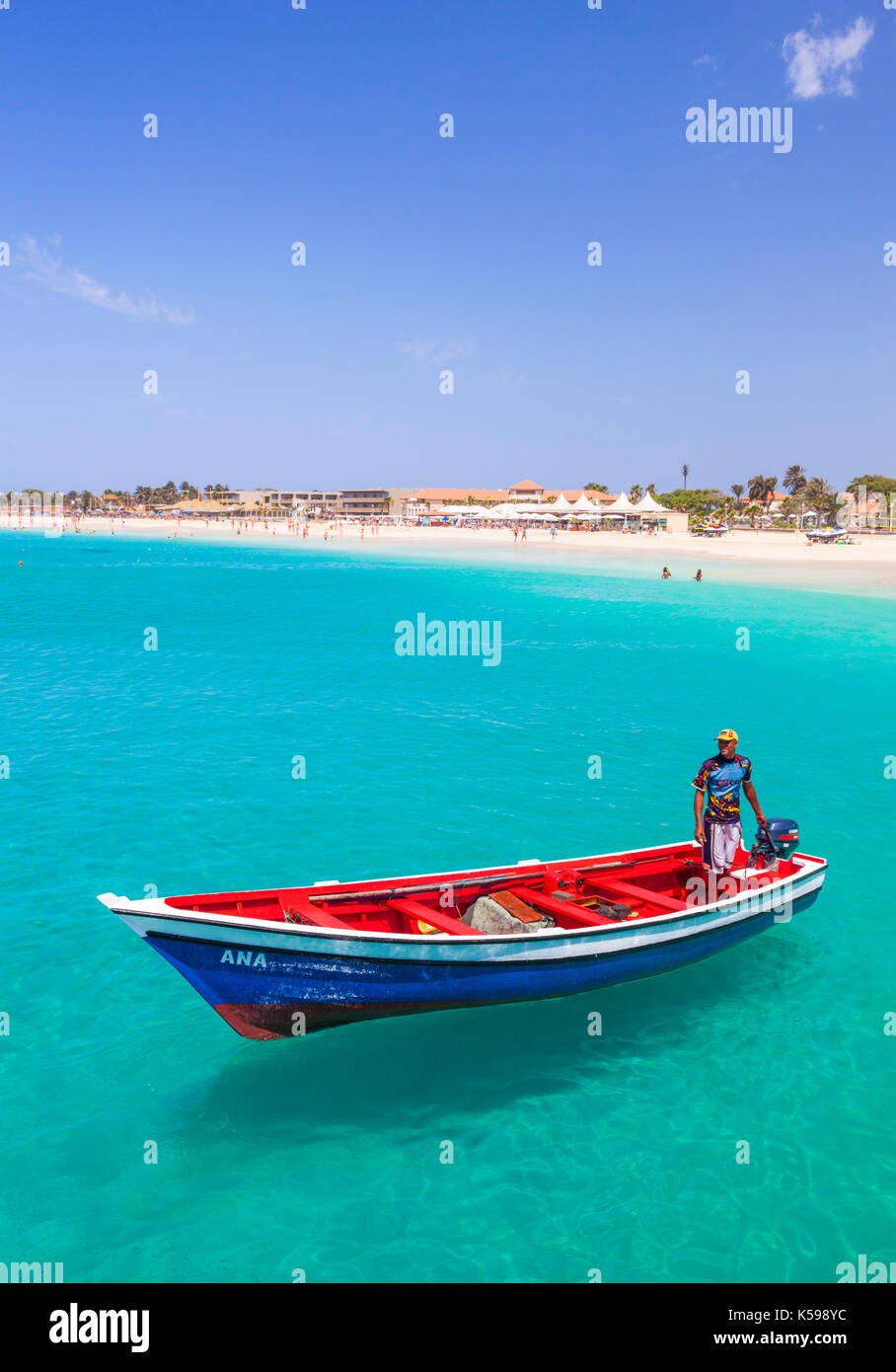 Capo Verde sal i pescatori portando le loro catture di pesce in barche da pesca al molo a Santa Maria, Isola di Sal , Isole di Capo Verde, Africa Foto Stock