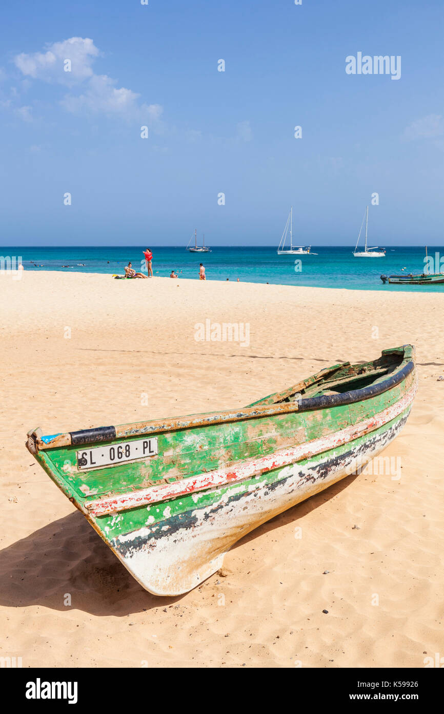 Capo Verde SAL locale tradizionale barca da pesca sulla spiaggia di Santa Maria, Praia da Santa Maria, Isola di Sal, Capo Verde, Oceano Atlantico, Africa Foto Stock
