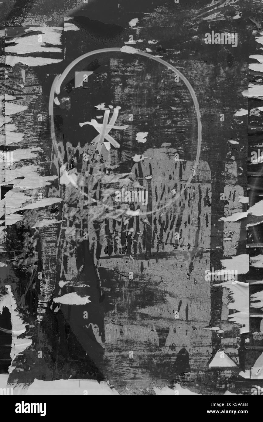 Abstract grungy sfondo con manifesti stracciati e macchie di vernice. in bianco e nero. Foto Stock