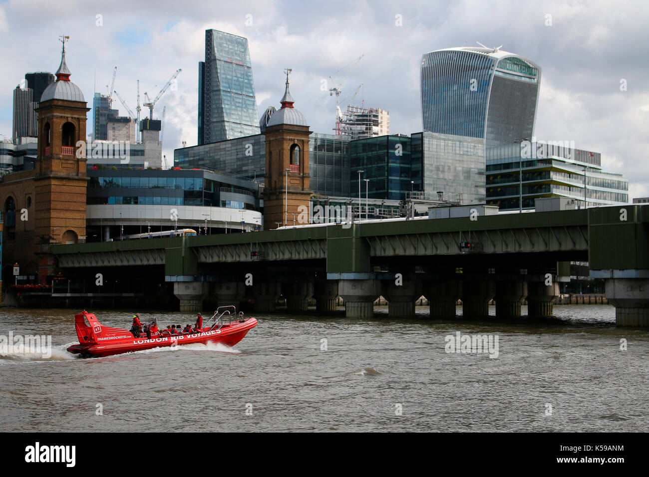 Edificio leadenhall ("käsereibe'), Swiss Re Building, hochhaus 20 fenchurch street, das auch "walkie-talkie" bzw 'pinta' genannt wird, Londra, Inghilterra. Foto Stock