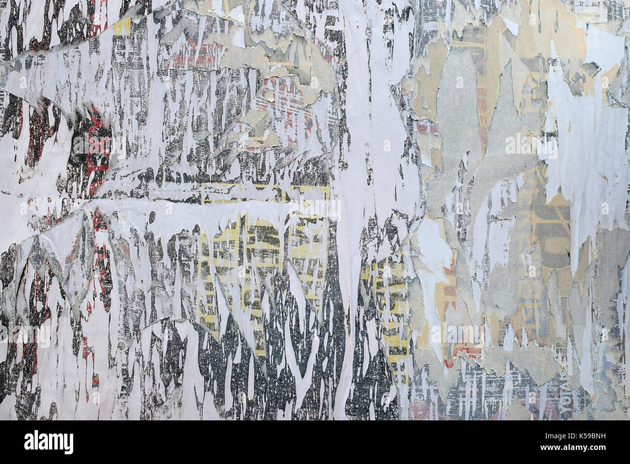 Strati di carta strappata sbucciato poster abstract grunge texture di sfondo. Foto Stock