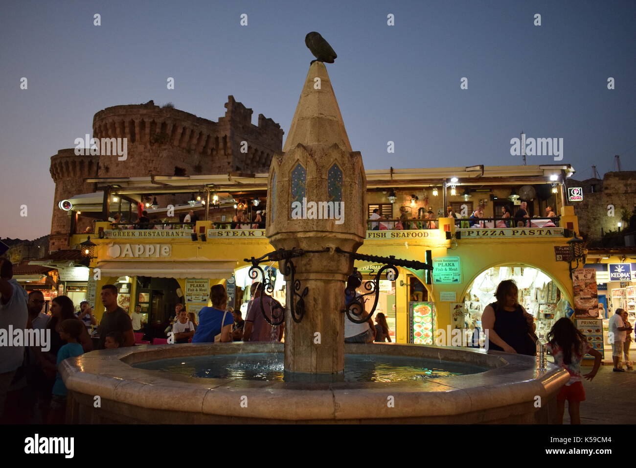 Rodi città vecchia fontana di notte Foto Stock