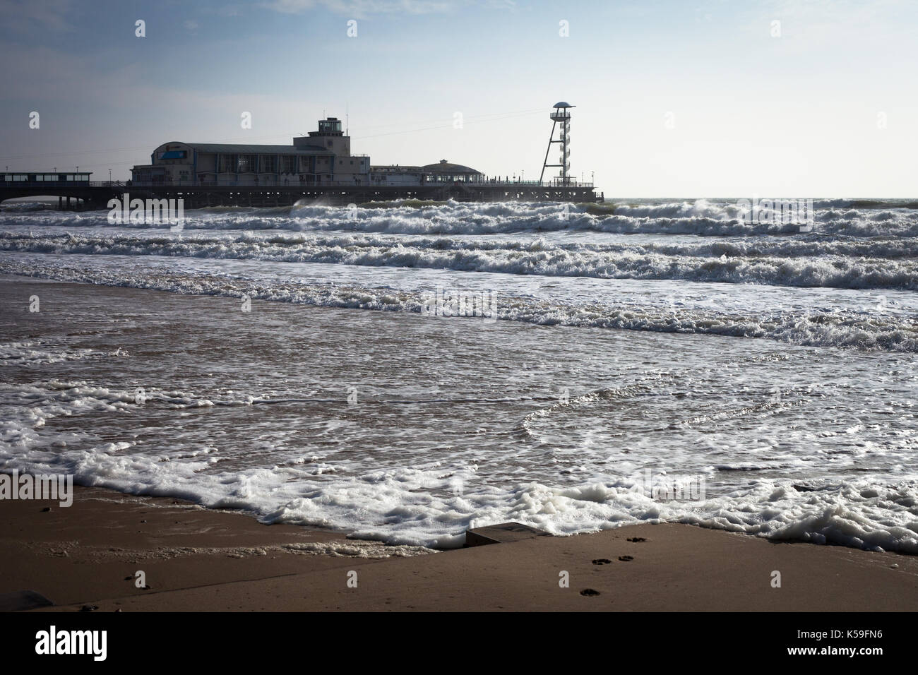 In riva al mare, la vista del molo, spiaggia di sabbia di Costa, bournemouth, south coast, Inghilterra Foto Stock