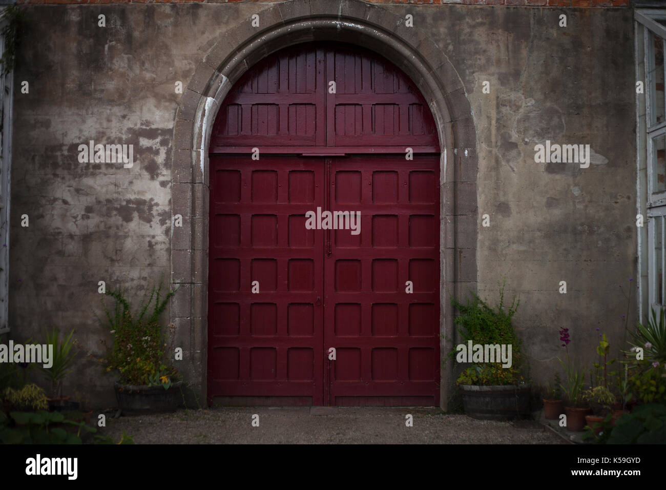 Rosso porta in legno, Glamis Castle, Dundee, Scotland, Regno Unito Foto Stock