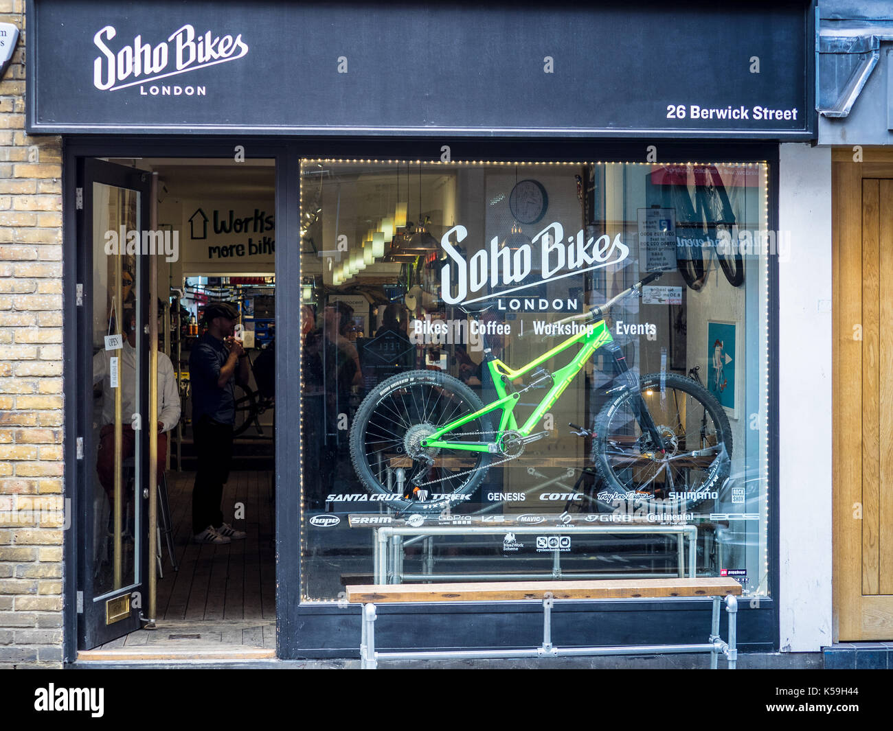 Soho Bikes full service Bike Shop e Caffetteria a Berwick Street in Soho il quartiere del divertimento Foto Stock
