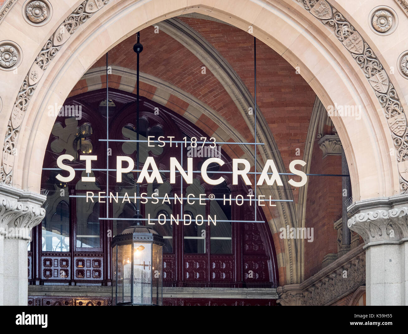 St Pancras Hotel Londra - Ingresso al St Pancras Renaissance Hotel formerly The Midland Grand Hotel progettato da George Gilbert Scott, aperto 1873. Foto Stock