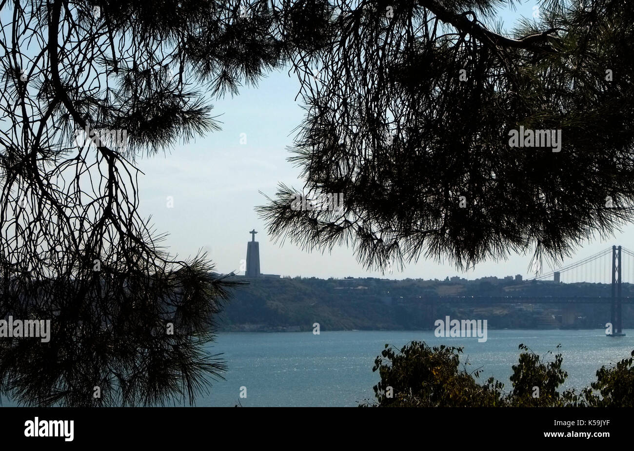Il santuario di Cristo Re statua è visto dal punto di vista del castello, a Lisbona, Portogallo 25 agosto 2017. © Giovanni voos Foto Stock