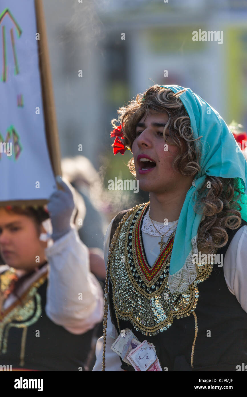 Pernik, Bulgaria - 27 gennaio 2017: boy vestito in femmina tradizionale costume folklore sta gridando durante il rituale a surva, festival internazionale di Foto Stock