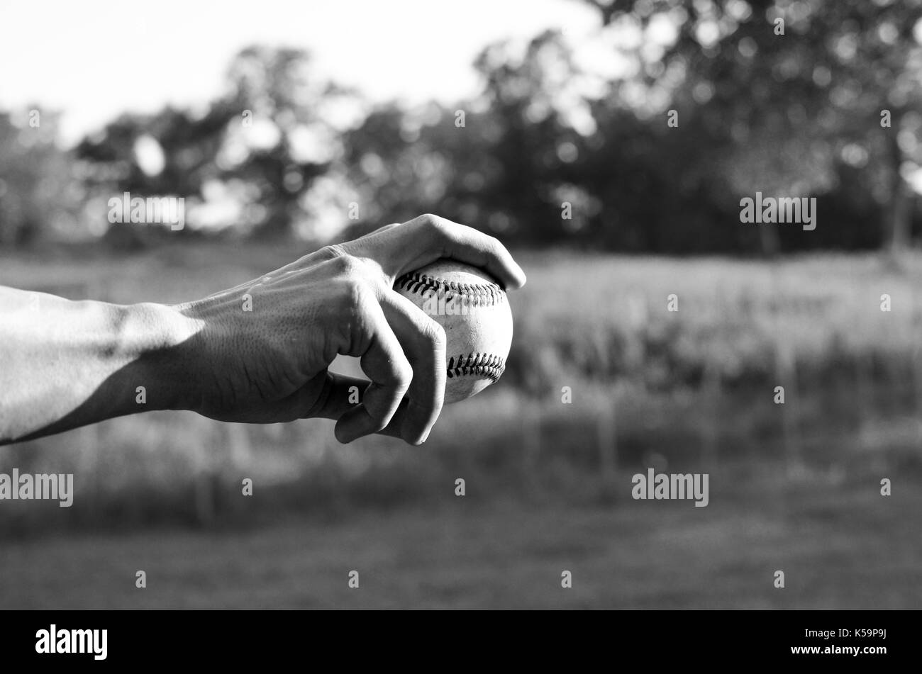 Il baseball giocatore in possesso di palla a passo. Foto Stock