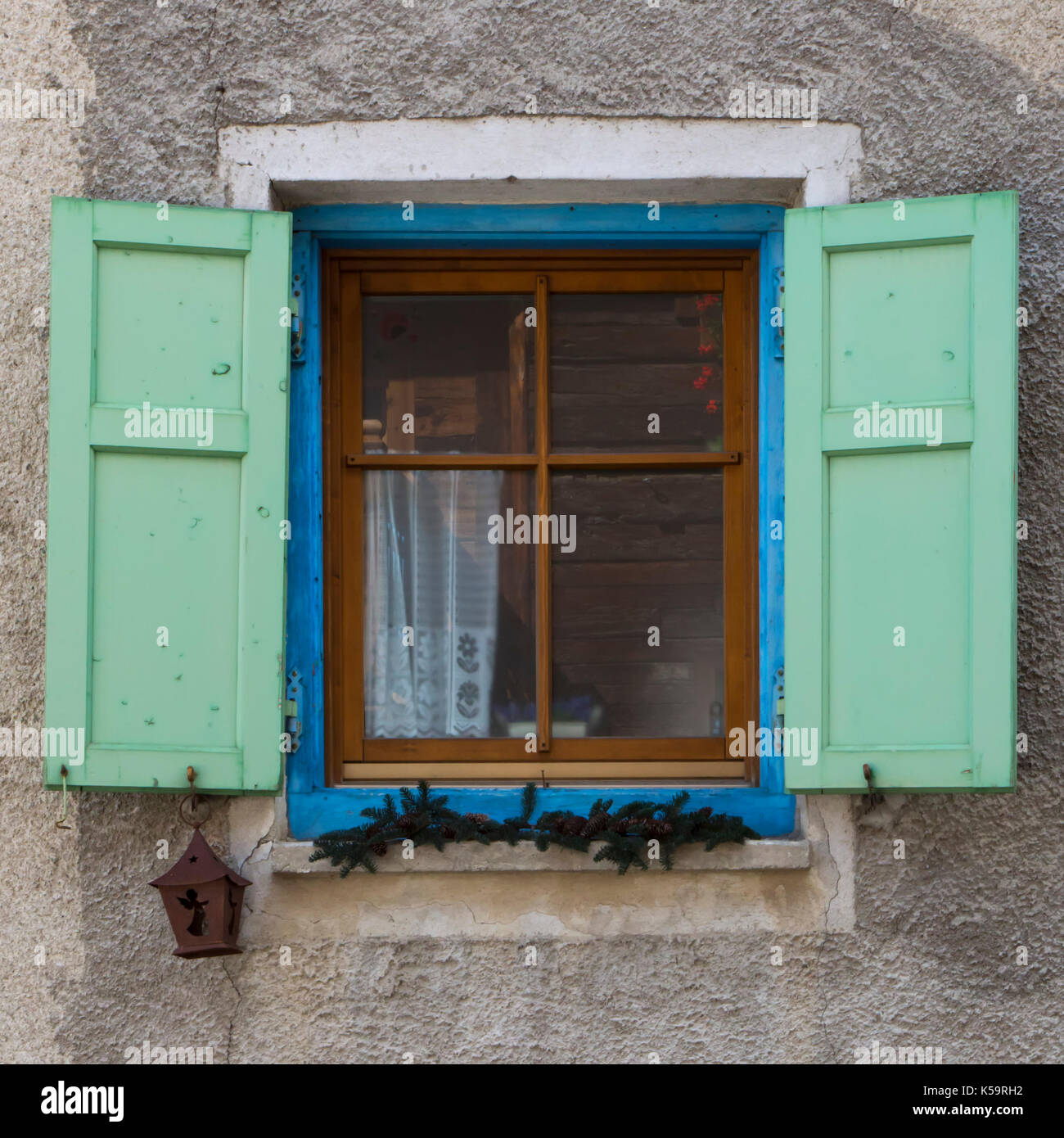 Vecchia finestra aperta con persiane di legno, Livigno, Italia Foto Stock