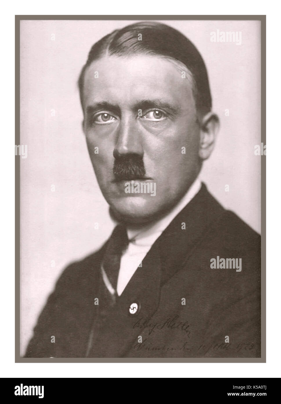 ADOLF HITLER STUDIO FORMALE RITRATTO 1920 B&W studio poste ritratto firmato datato fotografia di un politicamente immergendo Adolf Hitler Foto Stock