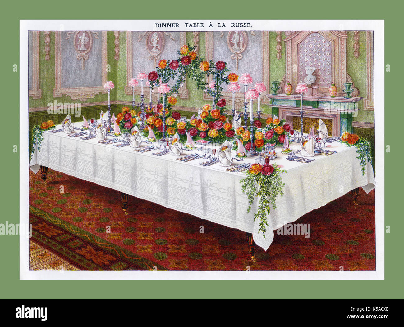 VINTAGE IN STILE VITTORIANO banchetto divertente la signora Beeton formale del tavolo per la cena a la russe Foto Stock VINTAGE IN STILE VITTORIANO banchetto divertente la signora Beeton formale del tavolo per la cena a la russe Foto Stock
