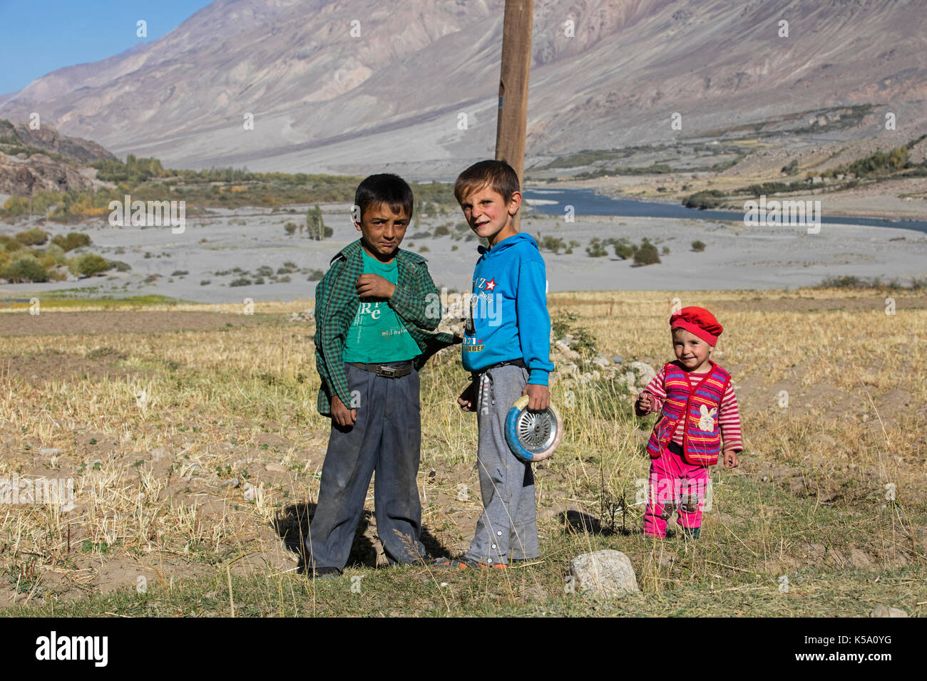 Giovani pamiri / badakhshani bambini lungo il Pamir rivier gorno-badakshan provincia, Tagikistan Foto Stock