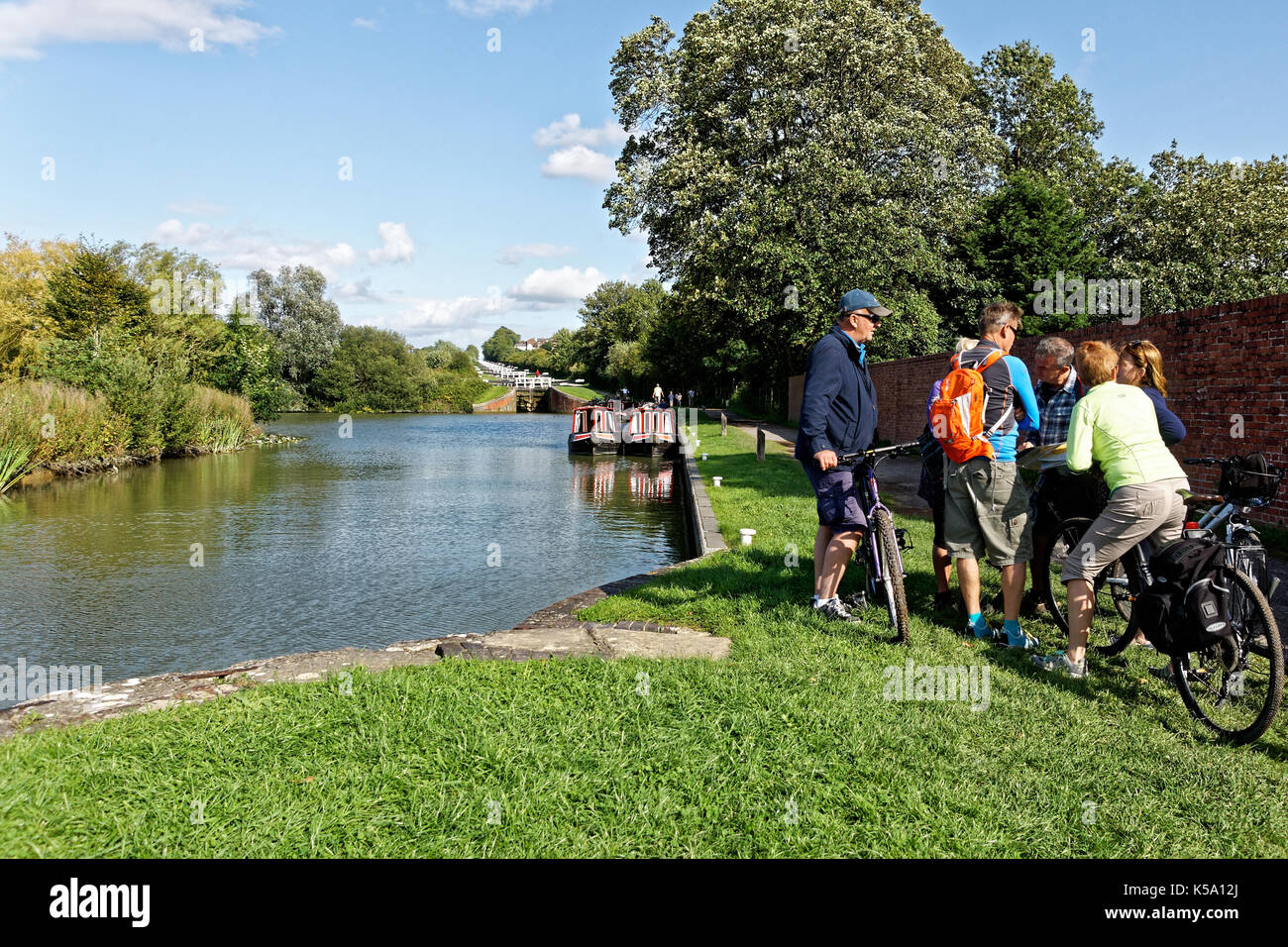 I ciclisti riunione sul canal alzaia. Foto Stock