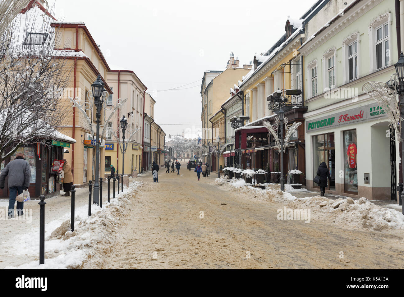 Rzeszow, Polonia - 17 gennaio 2017: la gente a piedi lungo tadeusz kosciuszko inverno street con i suoi negozi e caffè. è la più grande città nel sud-est della po Foto Stock