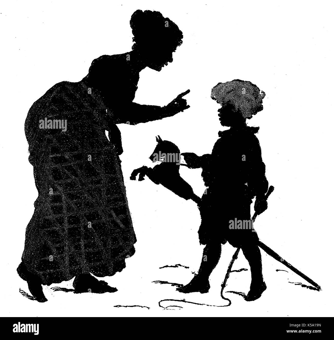 Un Victorian semi-silhouette di una madre, Nanny o governante scolding un bambino che è seduto su un hobby a cavallo con una frusta in mano Foto Stock