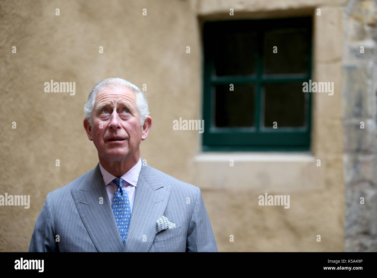 Il principe di Galles, noto come il Duca e la duchessa di rothesay mentre in Scozia, visiti la Patrick Geddes centro a Riddle's court, un elencati xvi secolo casa cortile restaurato di recente da Scottish edifici storici di fiducia Foto Stock