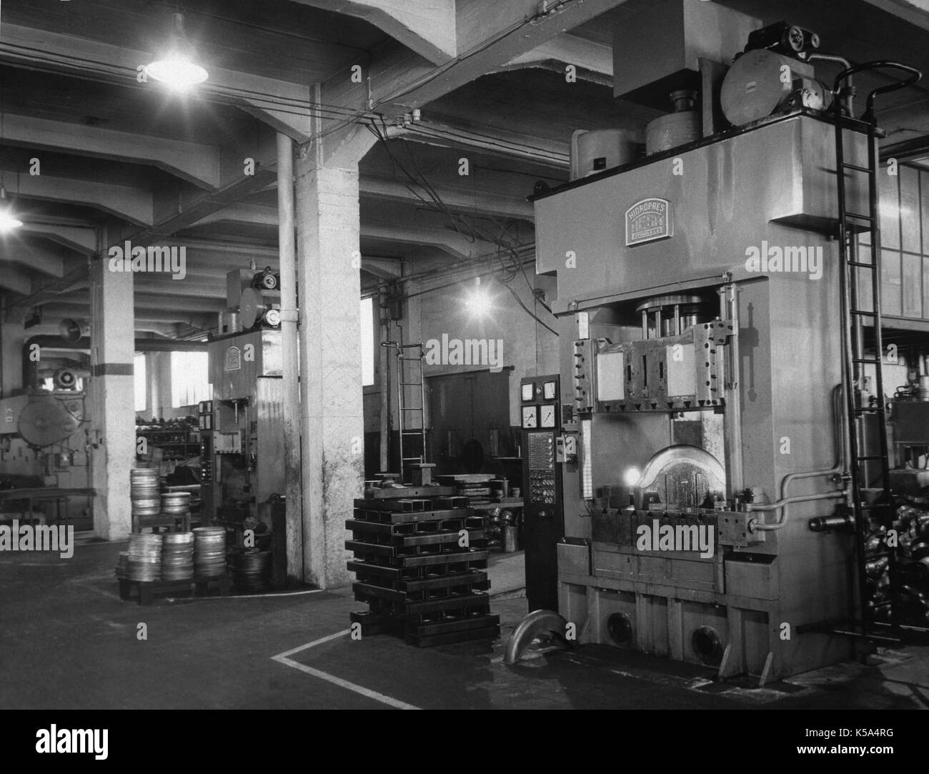 L'industria spagnola, 1969. Presse idrauliche in una fabbrica dedicata al metallo timbratura di grande stazza. Sant Andreu de la Barca, provincia di Barcelona, Catalogna, Spagna. Foto Stock