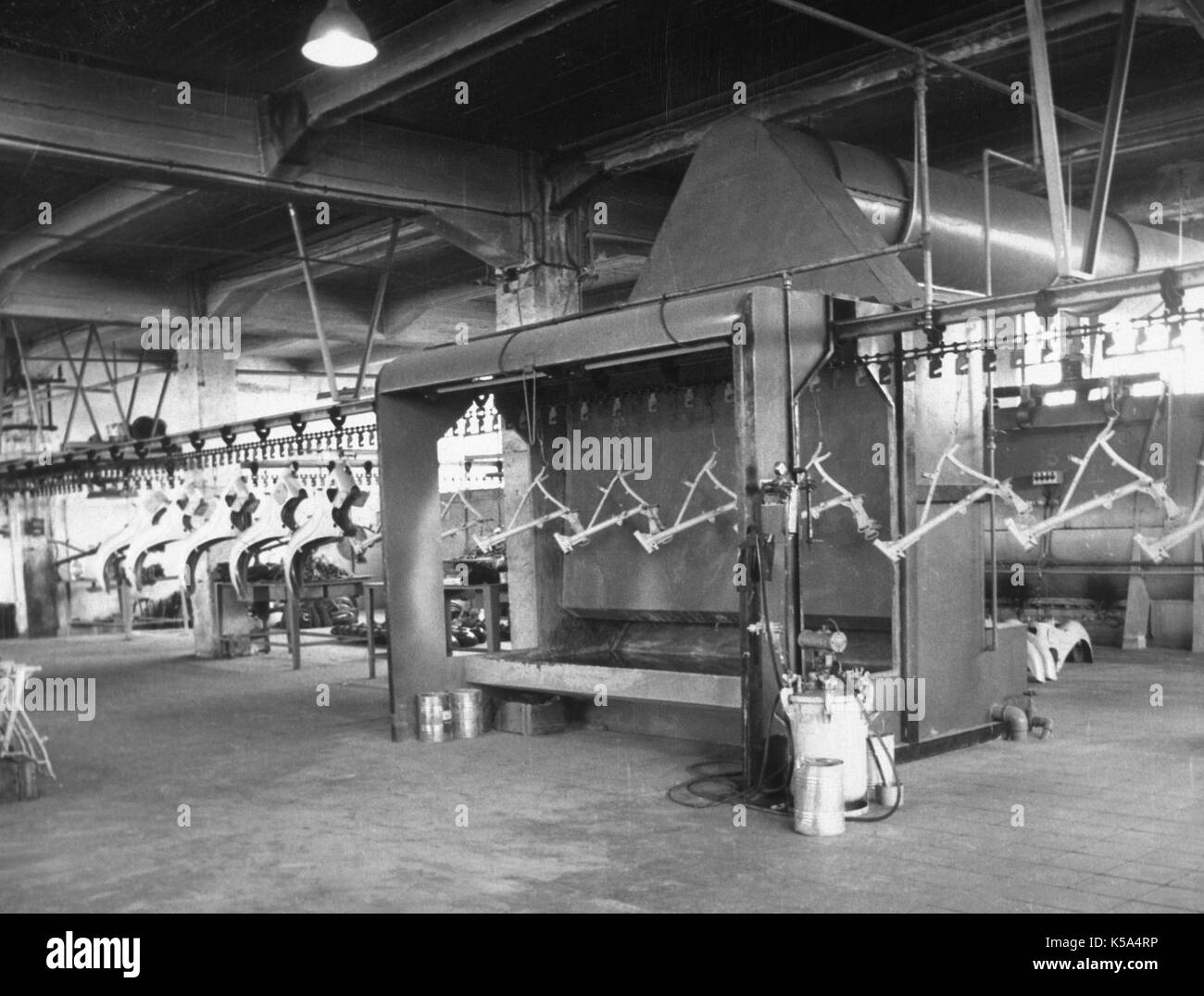 L'industria spagnola, 1962. La catena della pittura di in una fabbrica dedicata alla fabbricazione di componenti del motociclo, per Guzzi. Barcellona, in Catalogna, Spagna. Foto Stock