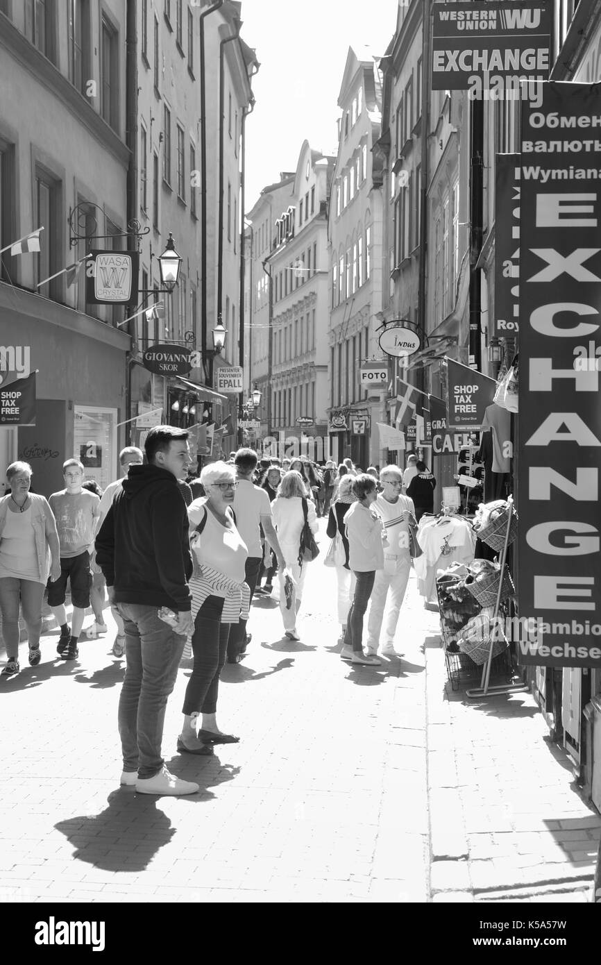 Stoccolma, Svezia - Luglio 25, 2017: la gente nella zona centrale per lo shopping a Stoccolma. immagine in bianco e nero Foto Stock