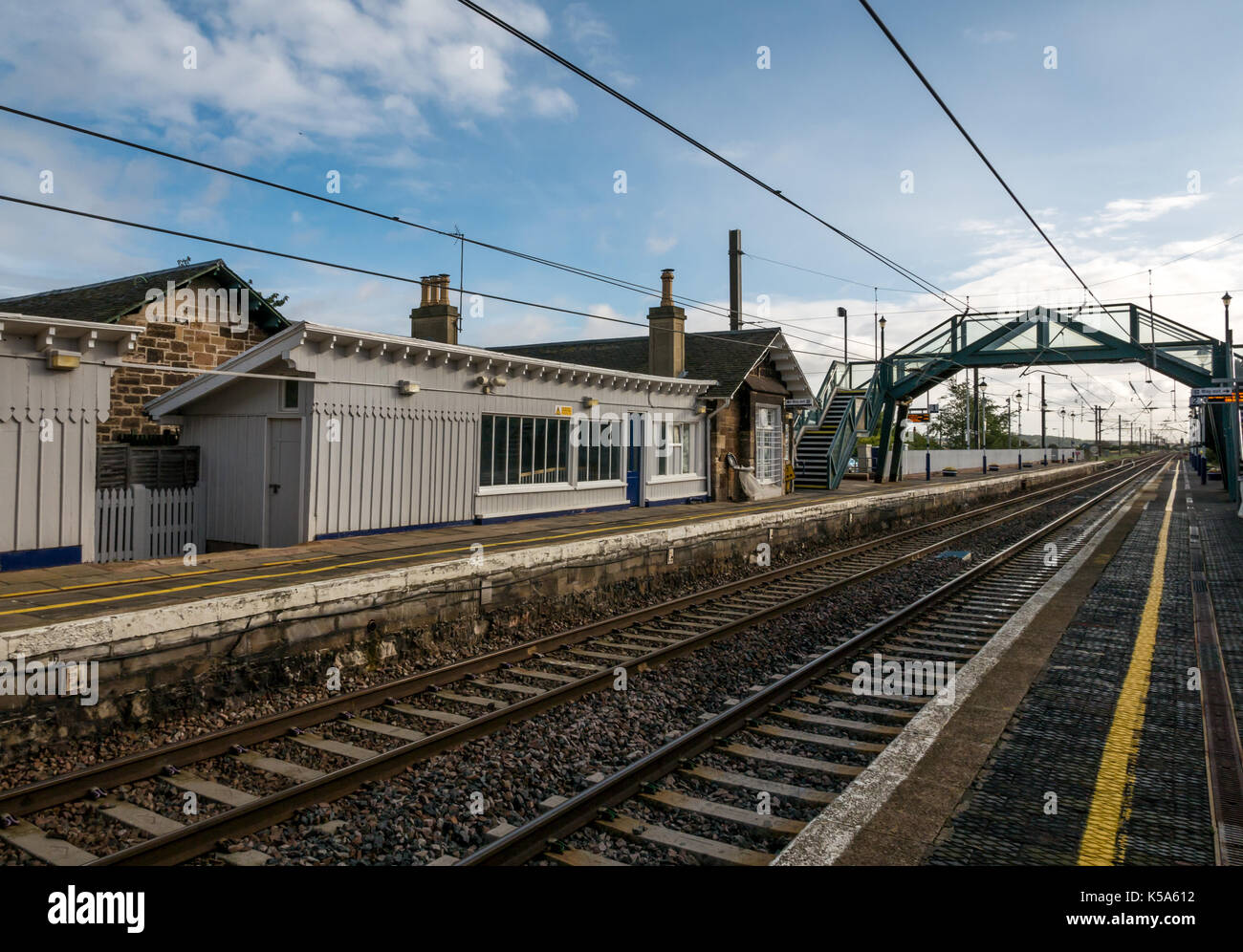 ScotRail Drem stazione ferroviaria piattaforma e binari ferroviari, East Lothian. La Scozia, Regno Unito Foto Stock