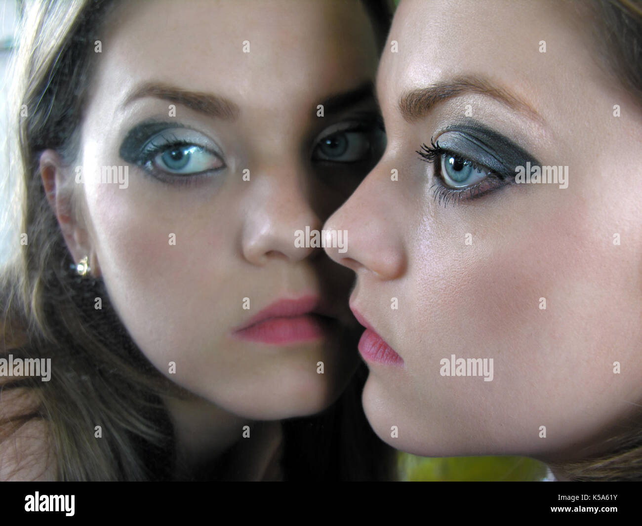 Closeup ritratto di donna attraente in prossimità dello specchio Foto Stock