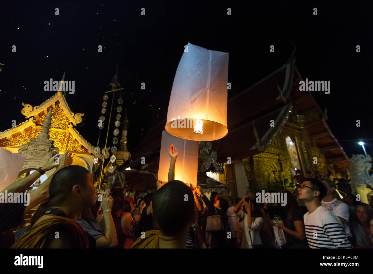 Chiang Mai, Thailandia - 12/30/2015: un gruppo rilascia lanterne galleggianti in un tempio buddista per la vigilia di capodanno in Chiang Mai, Thailandia. Foto Stock