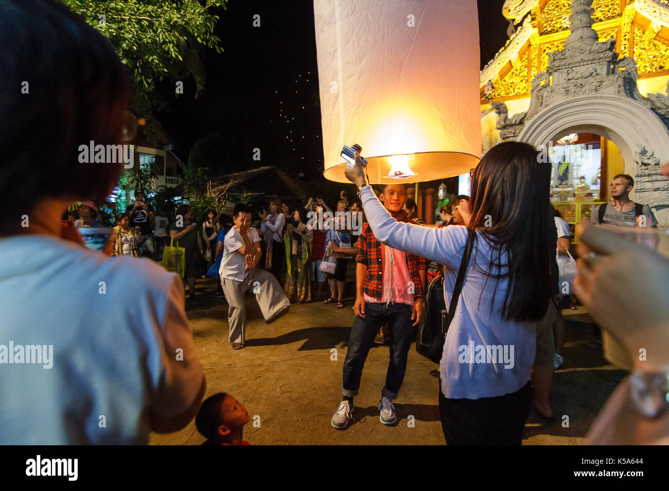 Chiang Mai, Thailandia - 12/30/2015: popolo thai celebrare e rilascio lanterne galleggianti in un tempio buddista per la vigilia di capodanno in Chiang Mai, Thailandia. Foto Stock