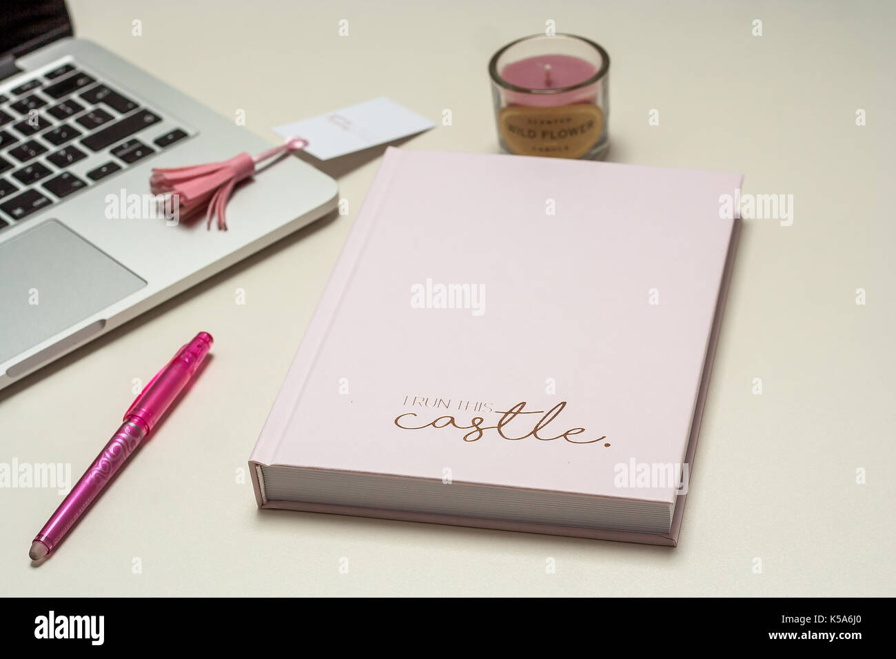 Takig note e lavorano con passione con magic planner. pianificazione facile al tuo spazio di lavoro. Foto Stock