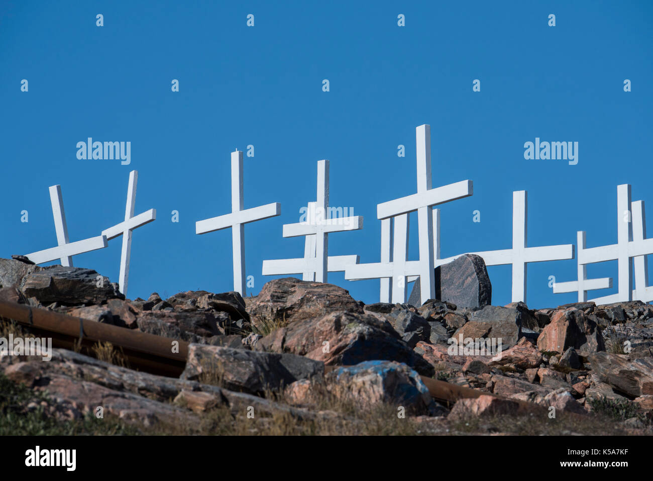 Groenlandia, Scorsebysund Aka Scorseby Sund. Insediamento remoto di Ittoqqortoormiit, croci bianche sul cimitero collinare. (70Â°28'43' N 21Â°57'44' W) Foto Stock