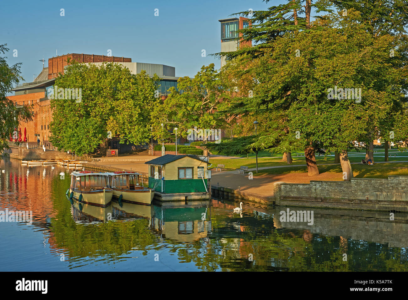Stratford upon Avon e la mattina presto autunno riflessioni sul fiume Avon con una vista al Royal Shakespeare Theatre. Foto Stock