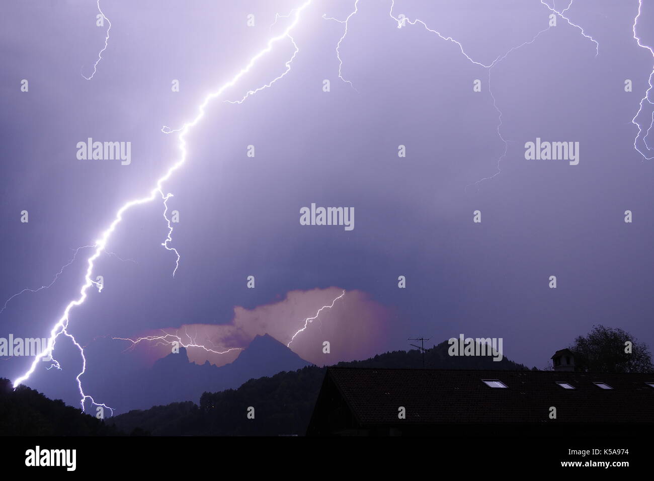 Pesante tempesta tuono colpisce berchtesgaden con il famoso monte Watzmann ancora visibile nel retro, Alta Baviera, Germania Foto Stock