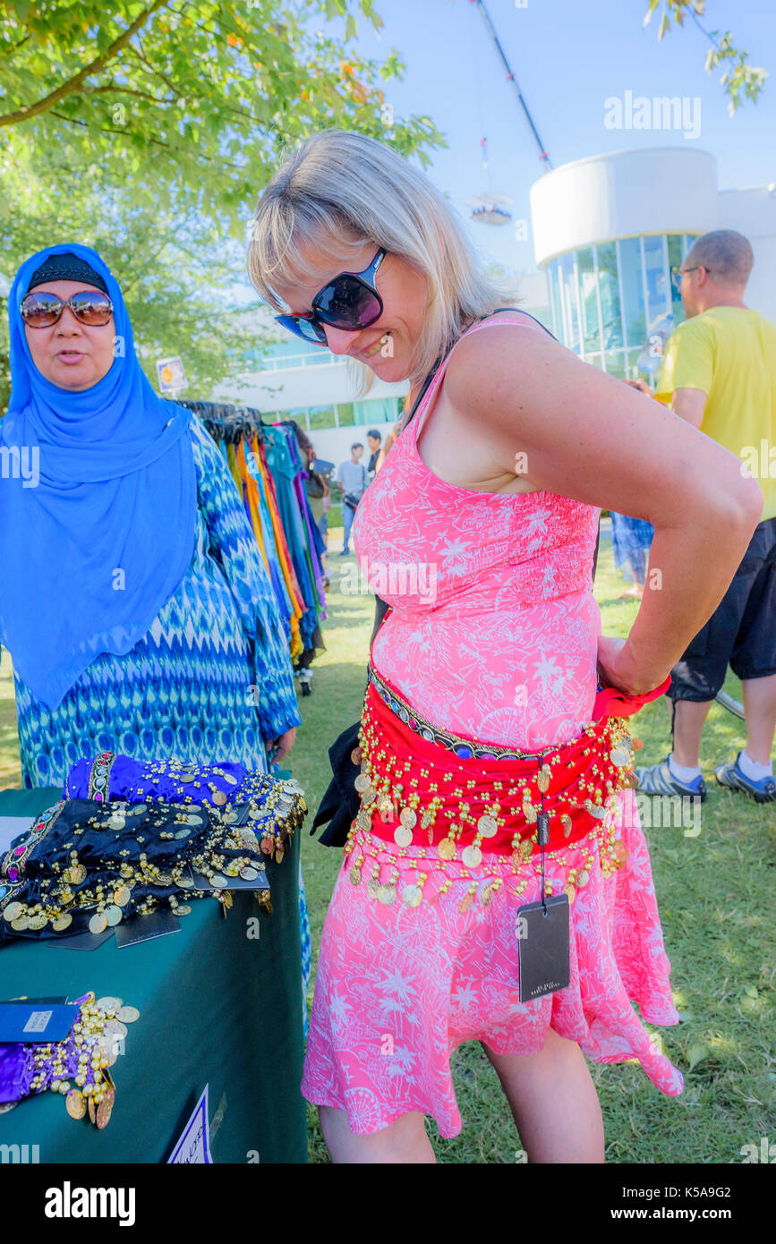 Donna cerca su una danzatrice del ventre in vita le campane a festa. Foto Stock