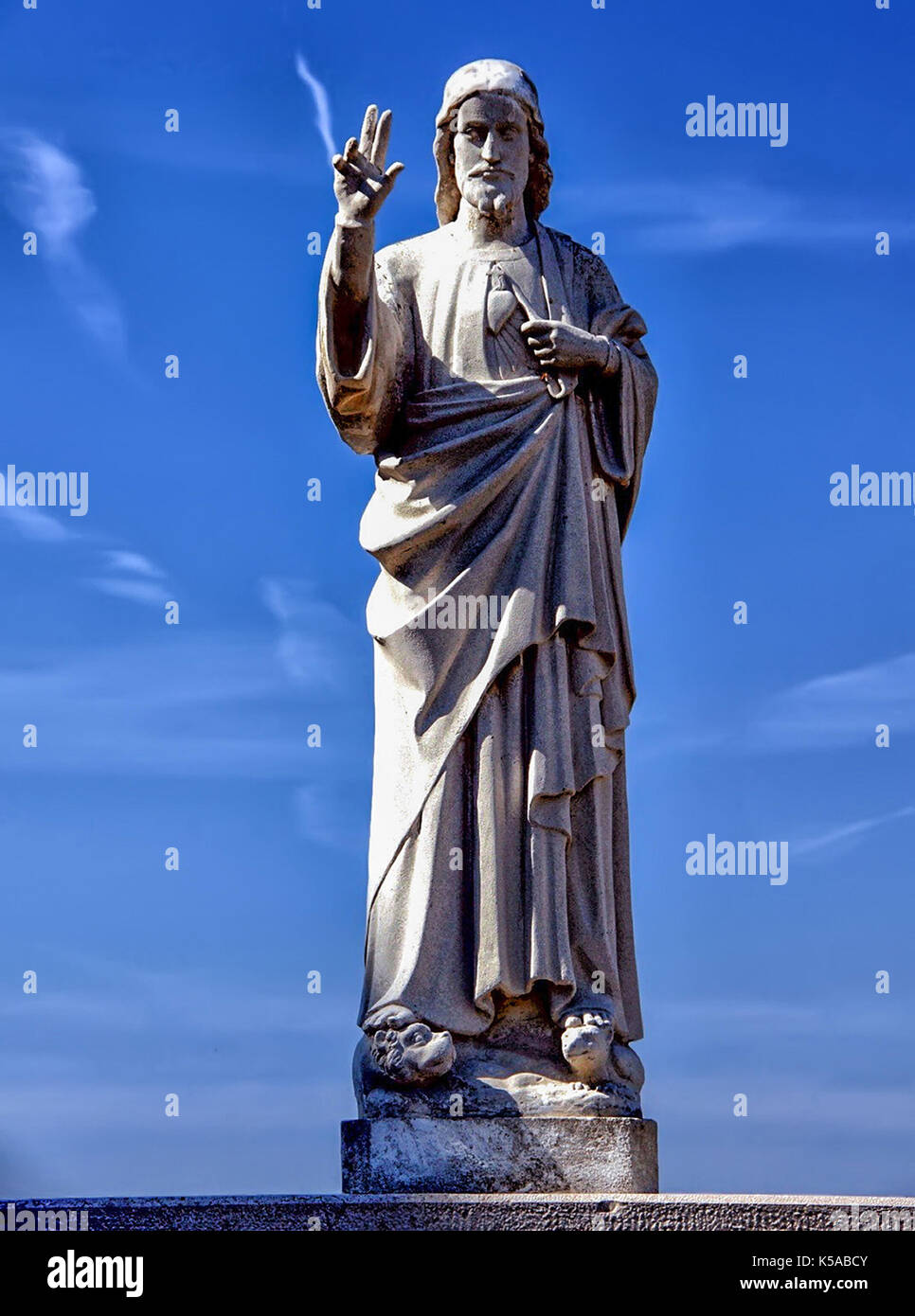 Statua di Cristo al di fuori dalla basilica Notre Dame de la Garde a Marsiglia, Francia. Foto Stock