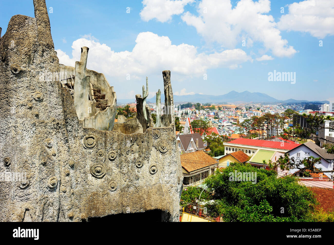 Da Lat,Vietnam - Feb 22,2015: Hang Nga guesthouse, conosciuto popolarmente come il Crazy House di Dalat, Vietnam. Esso è stato progettato da donna vietnamita architetto Foto Stock