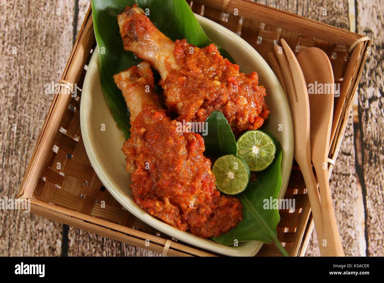 Ayam rica-rica, il piccante tradizionale piatto di pollo da manado Foto Stock