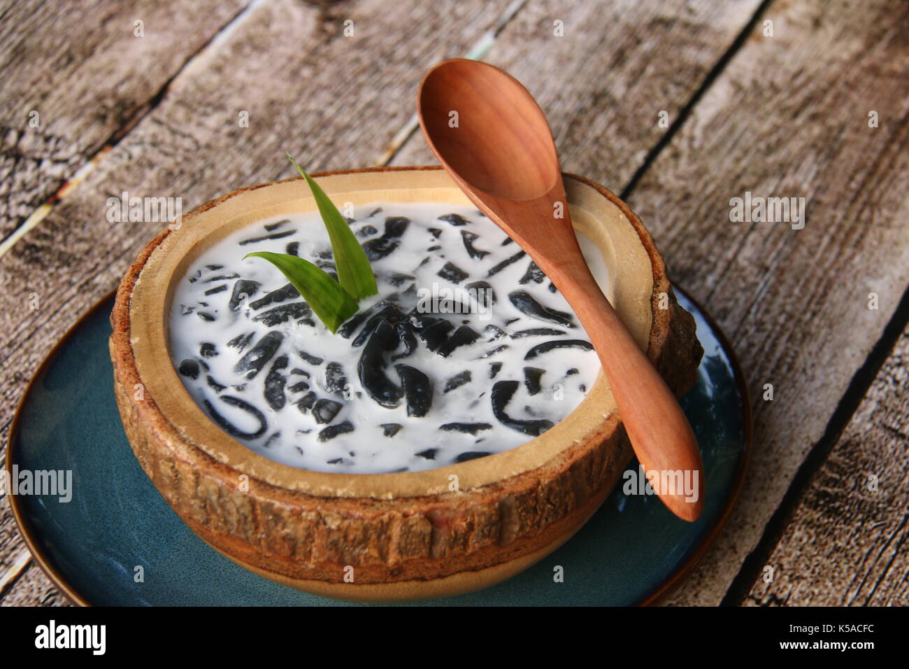 Es dawet ireng. giavanese dessert freddo di risone arrosto gelatina di paglia, servito con latte di cocco e zucchero di palma. Foto Stock