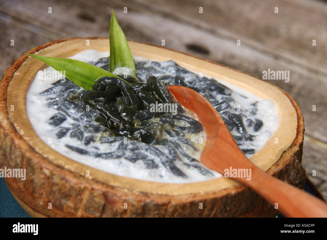 Es dawet ireng. giavanese dessert freddo di risone arrosto gelatina di paglia, servito con latte di cocco e zucchero di palma. Foto Stock