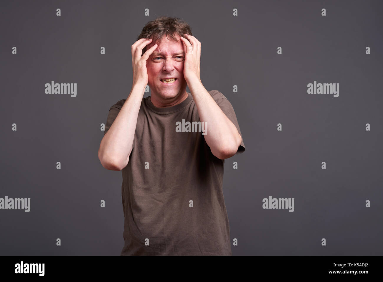 Un Medioevo l'uomo con un mal di testa Foto Stock