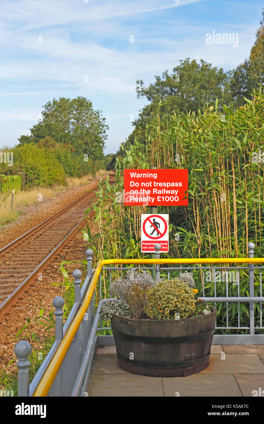 A Non sottovalutare un cartello di segnalazione alla fine della singola piattaforma a stazione Gunton, Norfolk, Inghilterra, Regno Unito, Europa. Foto Stock