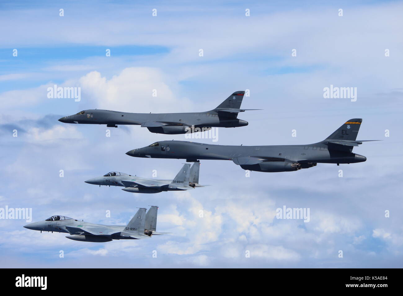 Due Stati Uniti Air Force B-1B Lancieri volare una missione bilaterale con due Koku Jieitai (Giappone Aria forza di autodifesa) F-15s Foto Stock