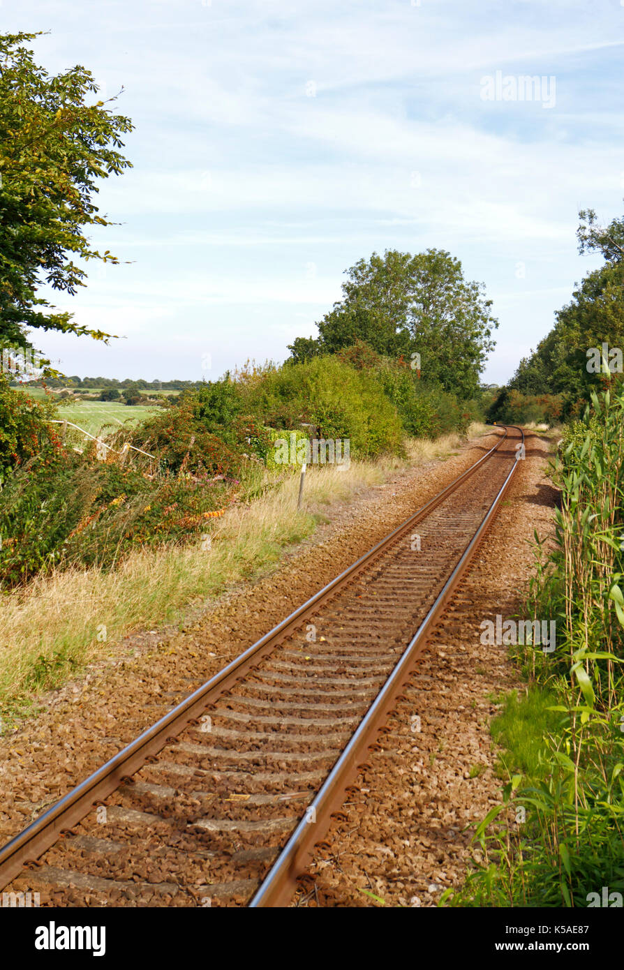 Una vista del singolo binario ferroviario a nord della stazione Gunton, Norfolk, Inghilterra, Regno Unito, Europa. Foto Stock