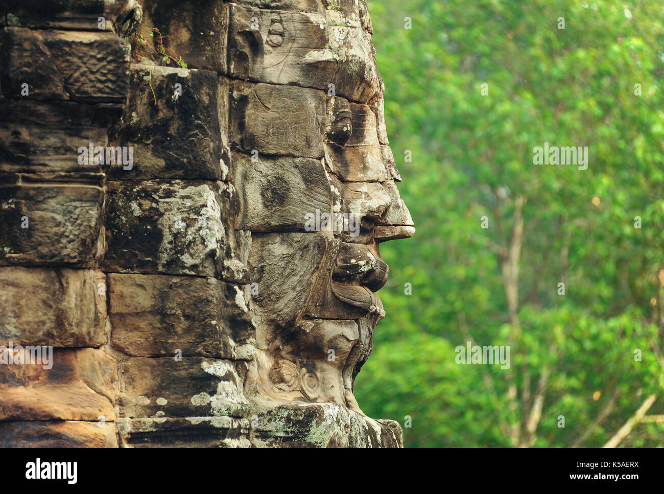 Faccia di Buddha scolpita sulla pietra a Angkor Wat,Cambogia Foto Stock