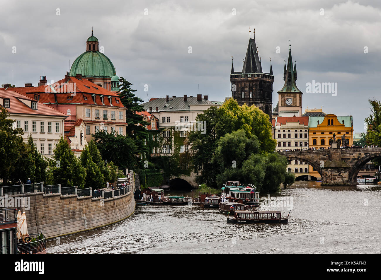 La Torre del Ponte della Citta' Vecchia, il Museo del Ponte Carlo e un tetto della Chiesa di San Francesco d'Assi, Praga Foto Stock