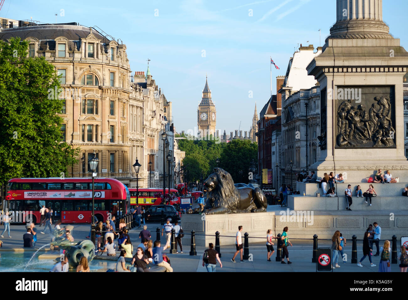 Vista del Big Ben di distanza da Trafalgar Square in estate con la folla Foto Stock