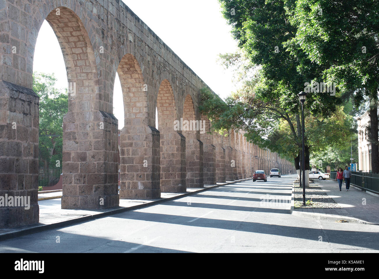 Morelia, Michoacan, Messico - 2012: vista della città del vecchio acquedotto. Foto Stock