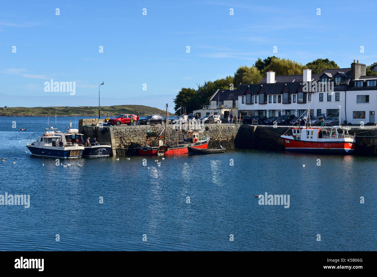 Barche da pesca nel porto di Roundstone in Connemara, nella contea di Galway, Repubblica di Irlanda Foto Stock