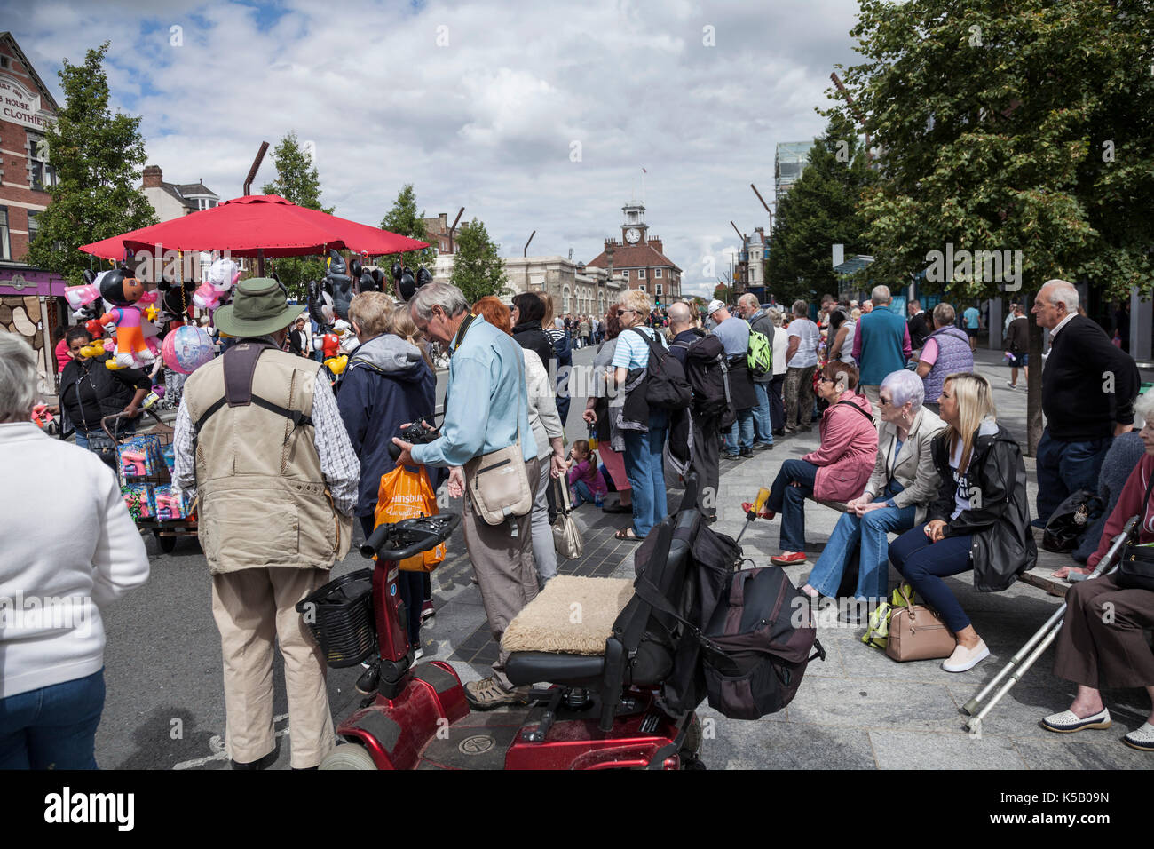 Persone in attesa per la sfilata verso il basso la High Street a Stockton International Riverside Festival,l'Inghilterra,UK Foto Stock